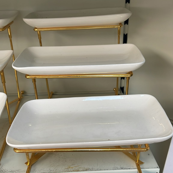 Présentoir Plateaux Rectangulaires Blancs sur Pieds Dorés